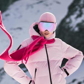 Růžový set na lyžování, Zara, kalhoty 2 299 Kč, bunda 4 299 Kč, lyžařské brýle, 2 299 Kč a rukavice, 999 Kč