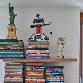 Polička s knihami v pokoji Fredericka a Sebastiana