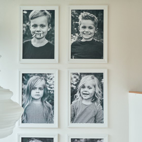 Šest fotografií, šest dětí, tři dvojice sourozenců, kteří jsou si věkově blízcí. Tato koláž zdobí interiér domu manželů Salákových.