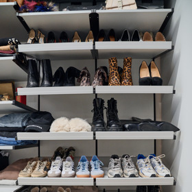 Police s botami, kde je jasně vidět, jaké boty hrají prim - jsou to tenisky.