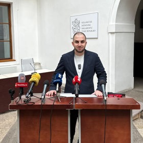 Mike Pán se představuje jako bojovník proti nepravostem.