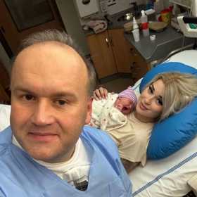 Marek Vít se svou ženou krátce po porodu.