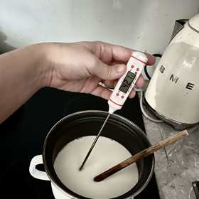 Nyní vypneme plotýnku a mléko necháme vychladnout na 40-45 °C. Bez teploměru to poznáme tak, že do něj můžeme bez obav strčit prst a nespálíme se. 