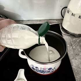 V kastrolu ohřejeme litr mléka a za stálého míchání ho pomalu ohříváme až k teplotě 85 stupňů. Nezapomínáme stále míchat, protože mléko se rádo připaluje.