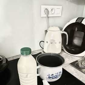 Připravíme si suroviny - litr polotučného nebo tučného mléka a 2 polévkové lžíce počátečního jogurtu řeckého typu. To je asi 40 gramů.