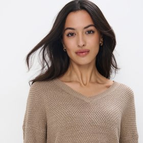 Metalický svetr z 91% akrylu a 9% metalizovaného vlákna. Mohito, 599 Kč