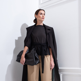 Modely Veroniky Štěrbové z nejnovější kolekce pro rok 2025. Opět vyznávají zásady kapsulového šatníku,  nechybí jim však originalita , nadčasovost a univerzální slušivost.