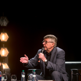 Moderátor talk show Bílý večer s Jiřinou Bohdalovou.