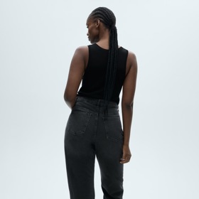 Dalším slušivým tipem jsou džíny střihu mom. H&M, 849 Kč