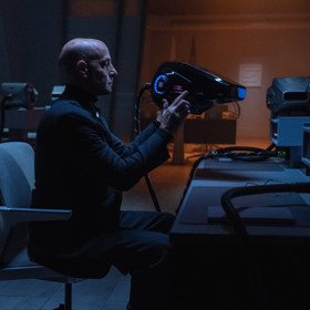 I Stanley Tucci má svého robota, kterého je pro hlavní postavy těžké porazit. 