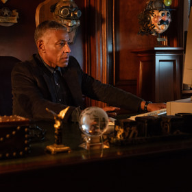 Giancarlo Esposito ztělesnil ve filmu Pasáž plukovníka Bradburyho, který ovládá robota, jenž za něj odvádí špinavou práci. 