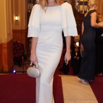 Influencerka Nikol Moravcová oblékla v roce 2025 bílou róbu z butiku The Dress a vyladila ji perlami z limitované kolekce Štěpánky Beňové, kterou prodávají Klenoty Aurum.