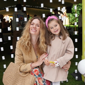 Dcera Nikol Moravcové, Violetka, ráda nosí pudrové odstíny a ozdoby ve vlasech.