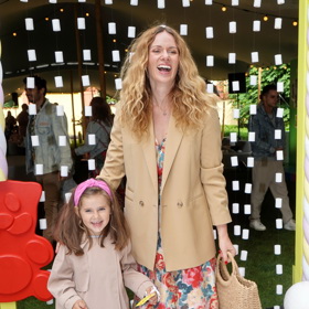 Nikol Moravcová tvrdí, že béžovou se nemůže nic zkazit - s dcerkou se také na společenské akci sladila do této barvy.