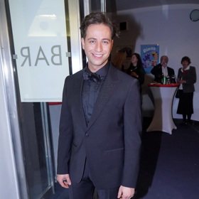 Milan Peroutka pro tentokrát vyrazil v klasickém černém obleku.