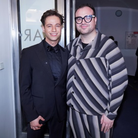 Peroutkův manžel Dominik ovšem překvapil v proužkovaném kompletu kalhot a košile.