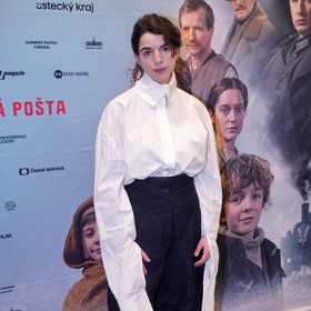 Herečka Antonie Formanová vynesla černé společenské kalhoty s vysokým pasem a bílou košili s extra dlouhými rukávy od návrhářky Alexadry Gnidiak.