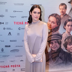 Herečka Judit Pecháček zazářila v popelavých šatech z dílny návrhářky Josefíny Bakošové. K nim vynesla krémové psaníčko od PBG Studio.