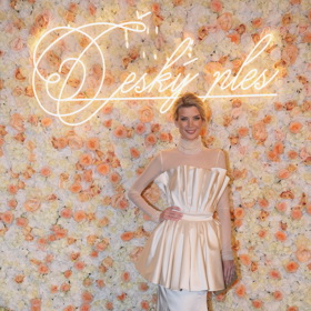 Iveta Lutovská vynesla kombinaci lesklého bílého saténu a perel, které podtrhly její křehkou krásu.