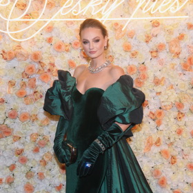 Tereza Fajksová róbu doplnila masivními nepřehlédnutelnými šperky s drahými kameny.