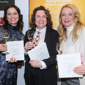 Kmotrami nové knihy Laury Janáčkové byly herečky Adéla Gondíková a Lucie Benešová.