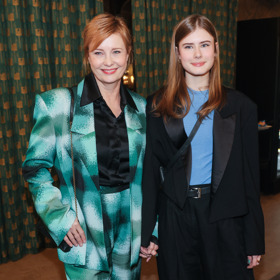 Jitka Schneiderová, a její dcera Sofie Anna Švehliková stylově sladily své krásné outfity.