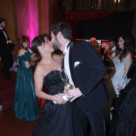 Pozor také na nepatřičné chování. Herec Marek Němec se ve společnosti opakovaně nebál ukázat, jak je do své partnerky, nyní už manželky Petry vášnivě zamilovaný. Projevy lásky ale patří spíš do soukromí.