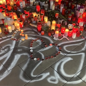 Lidé postavili ze svíček dojemná srdce.