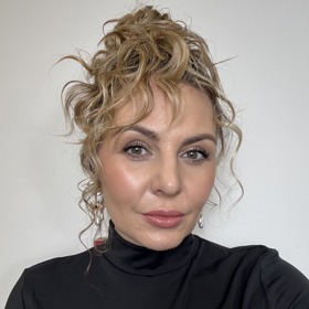 Účes nejlépe vynikne k jednoduchým šatům, nebo k dámskému smokingu. 