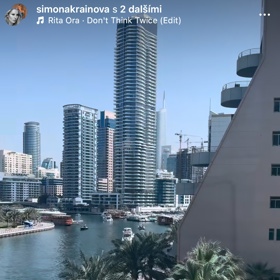 Nádherný výhled z ložnice nového dubajského apartmá.