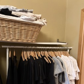 Štendr na věci, které se do skříní už nevešly - a žehlení, žehlení...