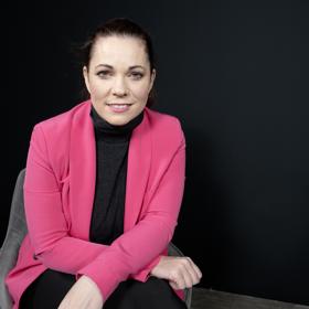 Otevřeně zde promluvila o životě s agresivním partnerem a dramatickém útěku od něj.