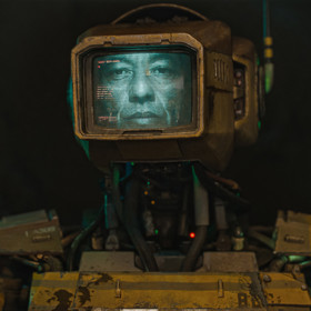 Plukovníkův robot chodí ve filmu s podobiznou svého "pána" na obrazovce. 