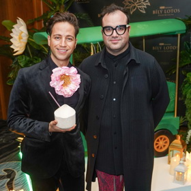 Milana Peroutku doprovázel partner Dominik, který oblékl nevšední bordó kalhoty a černou košili.