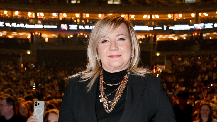 Galerie: Alena Schillerová jako rapper z devadesátek: Móda z koncertu ...