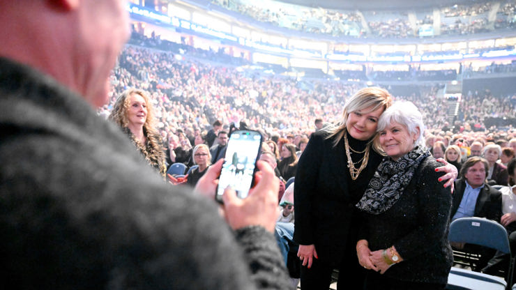 Galerie: Alena Schillerová jako rapper z devadesátek: Móda z koncertu ...