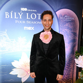 Zpěvák Milan Peroutka vyšperkoval černé sametové sako růžovým lotosovým květem.