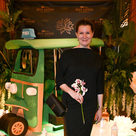 Módní návrhářka Tatiana Kovaříková vsadila na svoji osvědčenou černou barvu. Koktejlky s tříčtvrtečním rukávem doplnila semišovými kozačkami.