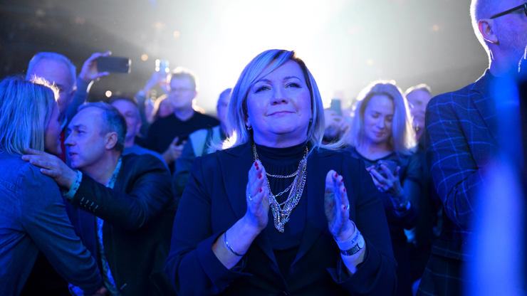 Galerie: Alena Schillerová jako rapper z devadesátek: Móda z koncertu ...