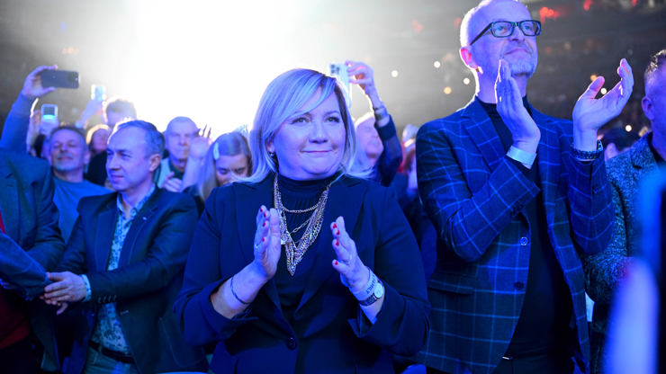 Galerie: Alena Schillerová jako rapper z devadesátek: Móda z koncertu ...