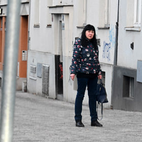 Dagmar Patrasová u samoobsluhy. 