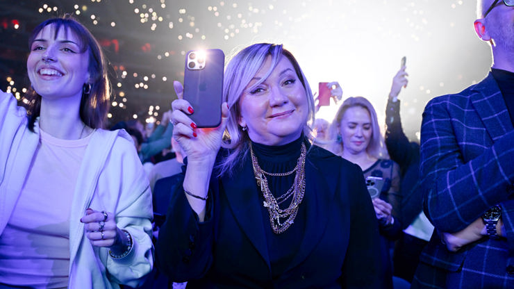 Galerie: Alena Schillerová jako rapper z devadesátek: Móda z koncertu ...