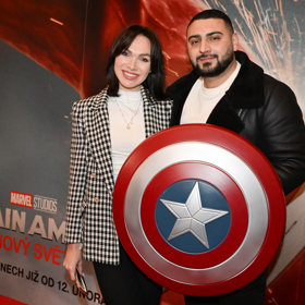 Společnost dělal Kamile Nývltové její partner Eddie. Ten oblékl bílé tričko a černou koženou bundu s kožíškem.