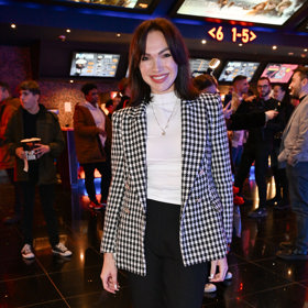 Kamila Nývltová oblékla univerzální černo-bílý outfit, který se hodí pro pracovní den v kanceláři, stejně jako návštěvu kina nebo divadla. Vévodí mu bílé tenisky na vyšší platformě.