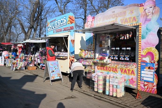 Na Matějské pouti nechybějí střelnice a stánky s cukrovou vatou.