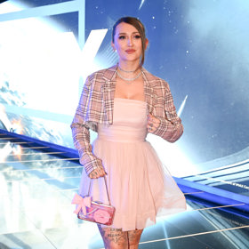 Raperka Sharlota tentokrát na premiéru oblékla romantické šaty s tylovou sukní, které doplnila károvaným sakem ve zkrácené délce a bílými kozačkami.