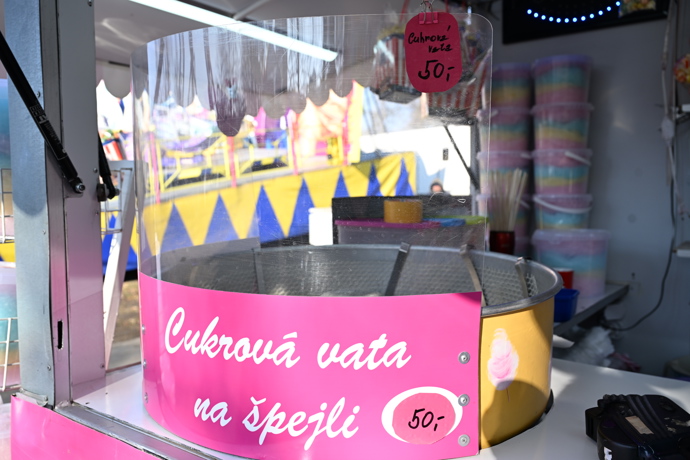 Cukrová vata na špejli je za 50 korun.