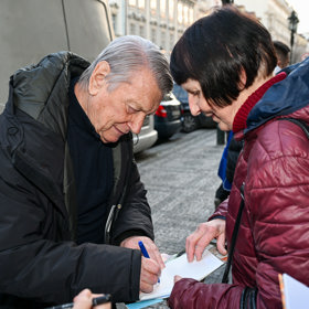 Josef Dvořák se podepisoval fanouškům. 