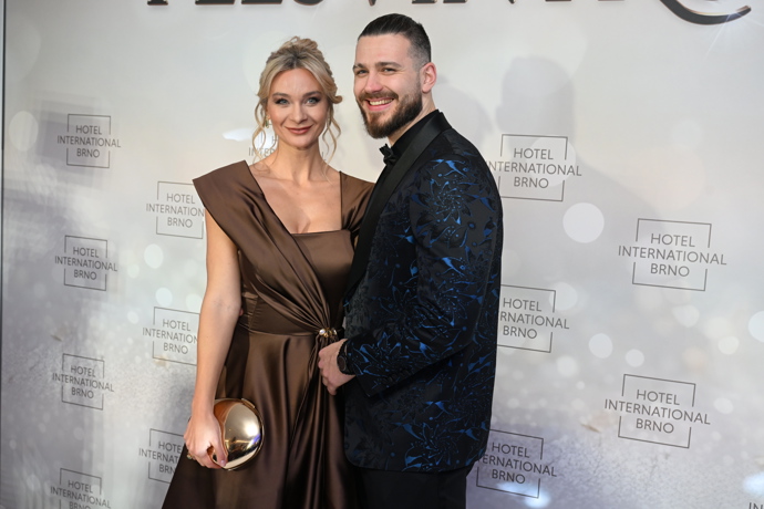 Barbora Mottlová vyrazila s manželem na ples.