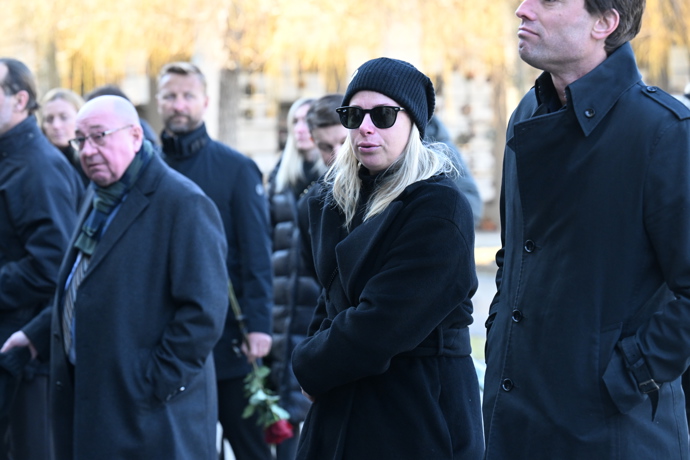 Andrea Sestini Hlaváčková dorazila na pohřeb s manželem.